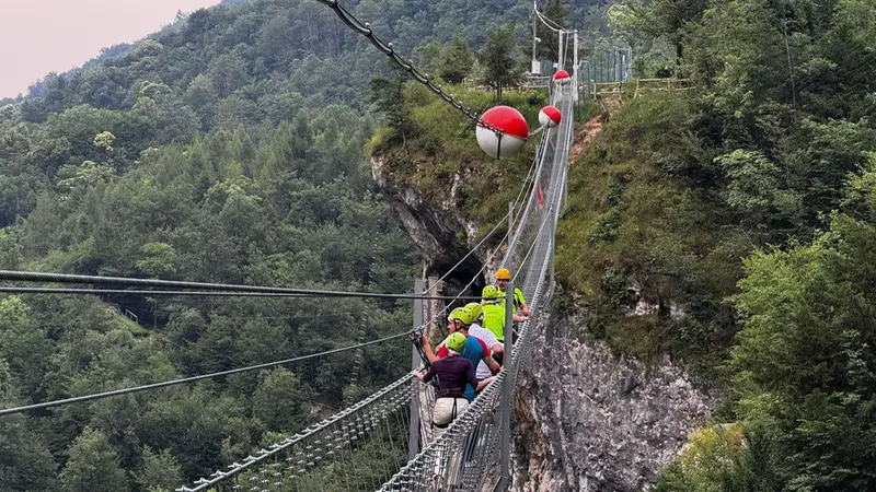 Uno dei ponti tibetani al Parco delle Fucine - © www.giornaledibrescia.it