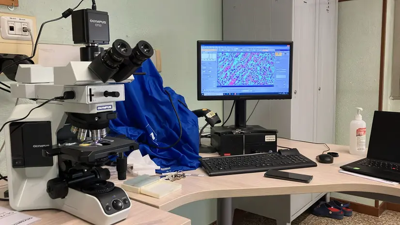 Uno dei microscopi donati - © www.giornaledibrescia.it