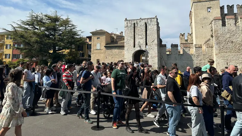 Una corsia per gli accessi a Sirmione - © www.giornaledibrescia.it