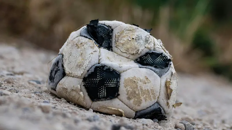 Un pallone sgonfio e sdrucito