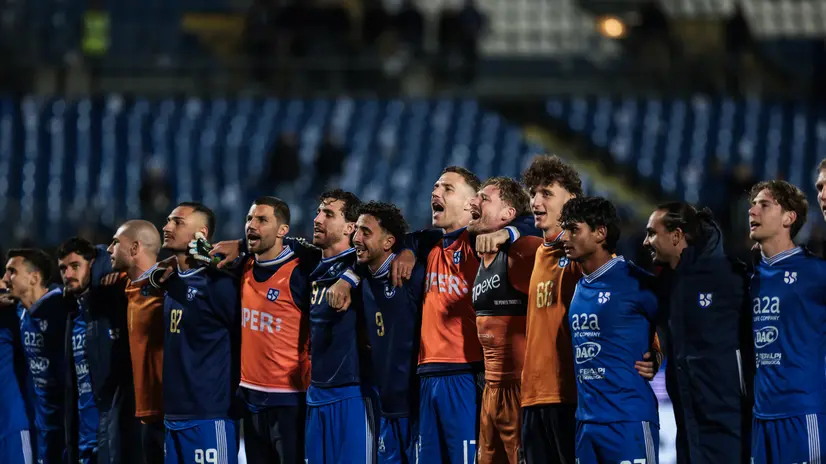 La carica della squadra alla fine della partita contro il Cittadella