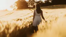 Una ragazza in campagna