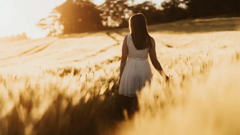 Una ragazza in campagna