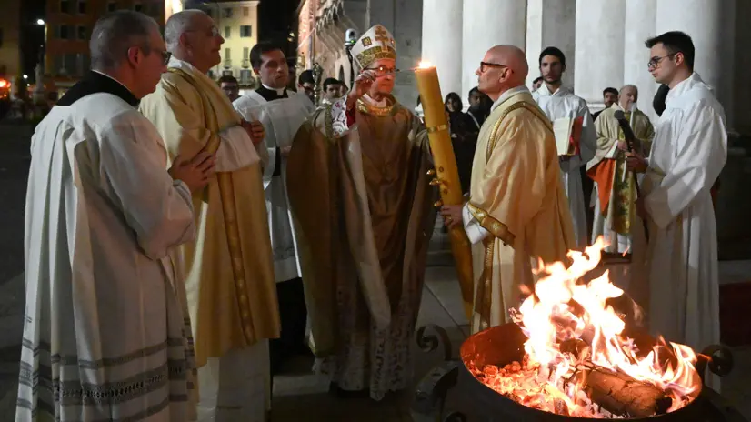 Il vescovo Tremolada alla Veglia pasquale - Foto Marco Ortogni/Neg © www.giornaledibrescia.it