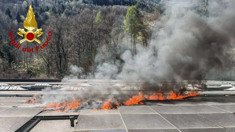 I pannelli fotovoltaici in fiamme a Edolo