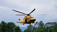 Eliambulanza in volo (archivio) - © www.giornaledibrescia.it