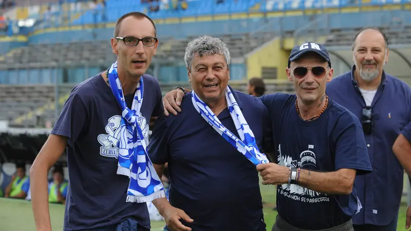 Lucescu con due ultras del Brescia nel 2014 - Foto New Reporter Paletti © www.giornaledibrescia.it