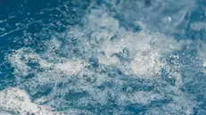 Il ragazzino è stato risucchiato da un bocchettone della vasca