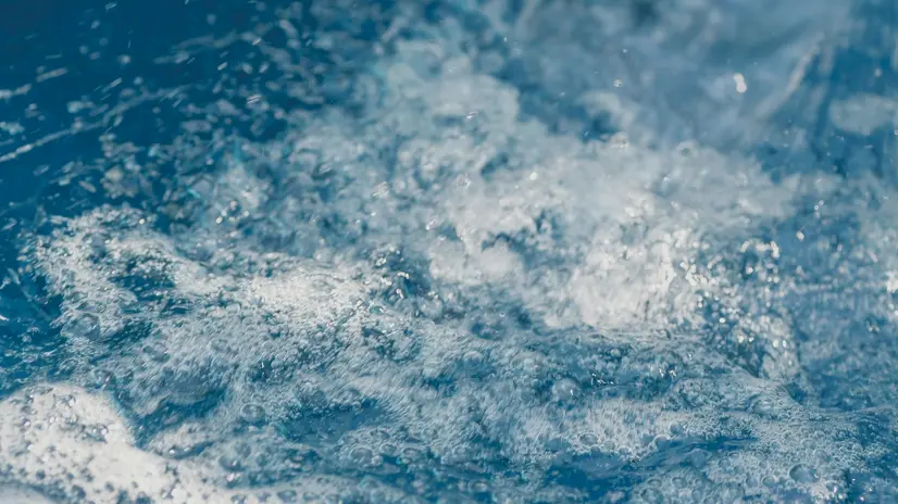 Il ragazzino è stato risucchiato da un bocchettone della vasca