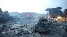 I vigili del fuoco lavorano dopo gli attacchi aerei pakistani - Foto Ansa © www.giornaledibrescia.it