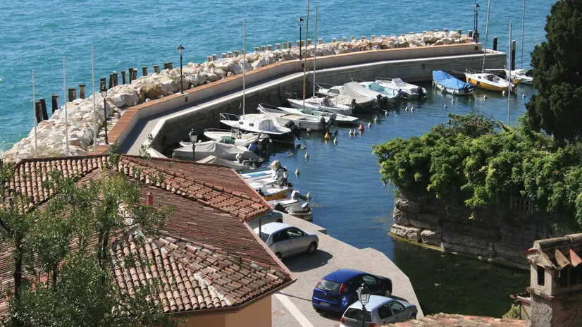 Il caratteristico porticciolo di Toscolano