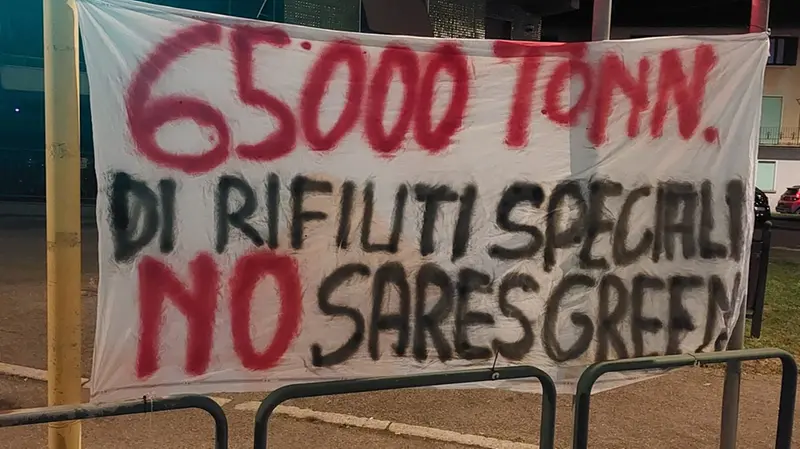 Uno degli striscioni affissi lungo la Sp 345 - © www.giornaledibrescia.it