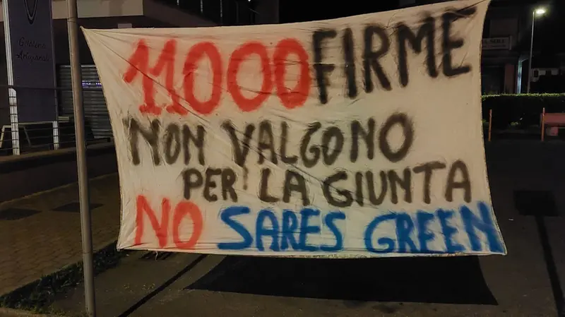 L'unico striscione rimasto è quello esposto su un'area privata - © www.giornaledibrescia.it