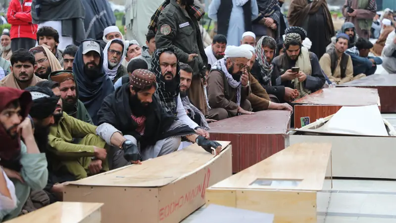 I funerali delle vittime degli attacchi pakistani a Kabul - Foto Ansa © www.giornaledibrescia.it