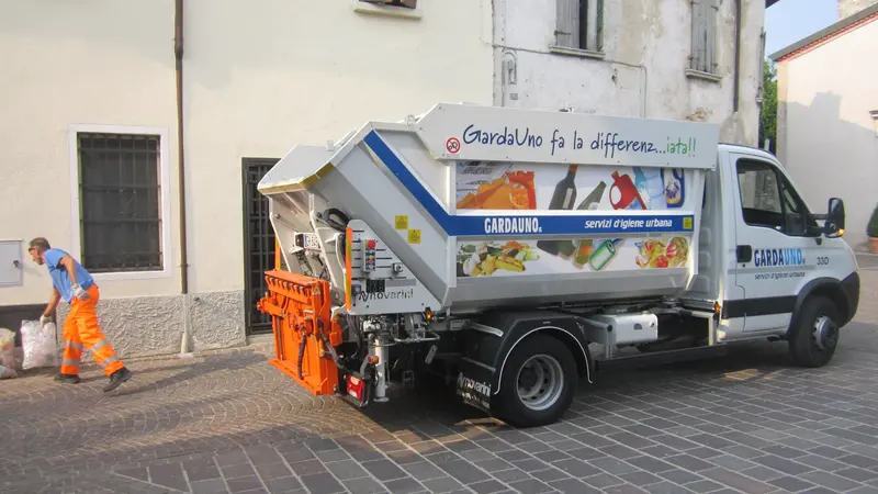 Un operatore di Garda Uno al lavoro - © www.giornaledibrescia.it