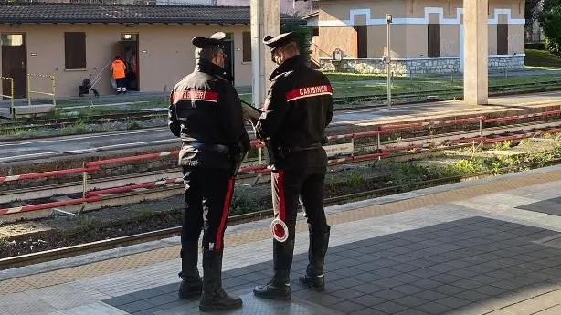 Carabinieri in stazione a Iseo