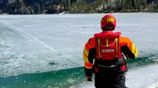 Soccorritori sul lago Braies Foto Ansa © www.giornaledibrescia.it