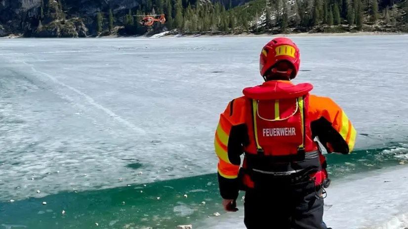 Soccorritori sul lago Braies Foto Ansa © www.giornaledibrescia.it