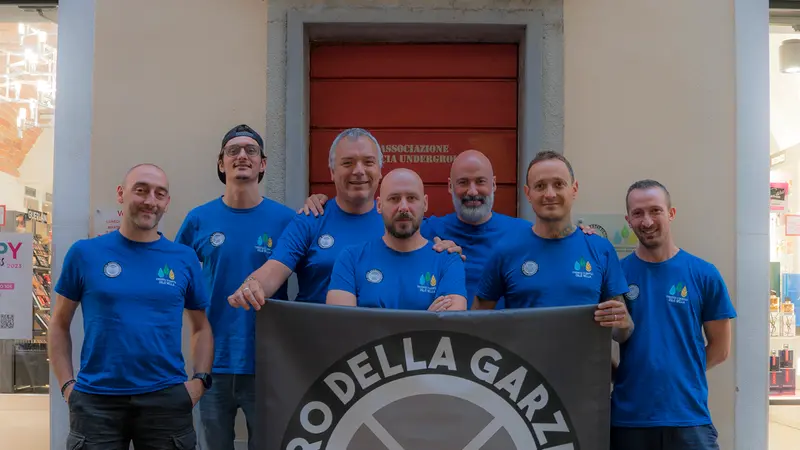 Brescia Underground: esploratori davanti alla «Porta Rossa» del Serraglio - © www.bresciaunderground.com