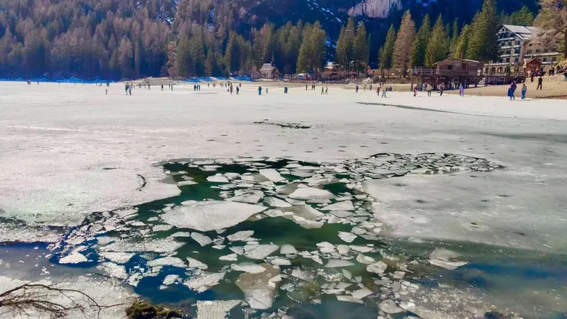 Il cedimento del ghiaccio sul lago di Braies - Foto Facebook/Vigili del Fuoco