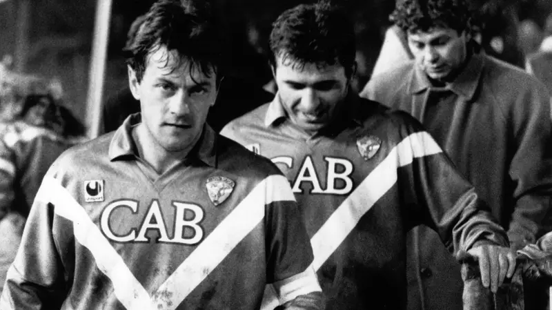 Domini in primo piano, dietro di lui Hagi e Lucescu a Wembley