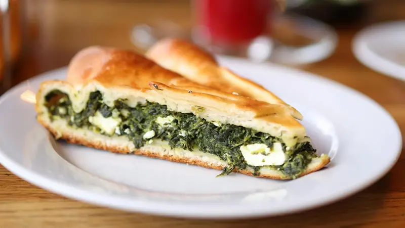 Con gli avanzi di spinaci e uova si può fare una torta salata simile alla «pasqualina»