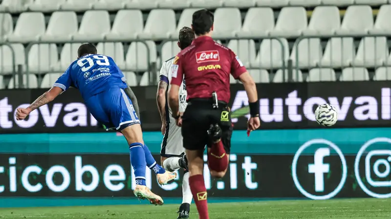 Il gran gol di Crespi contro il Cittadella - Foto New Reporter Comincini © www.giornaledibrescia.it