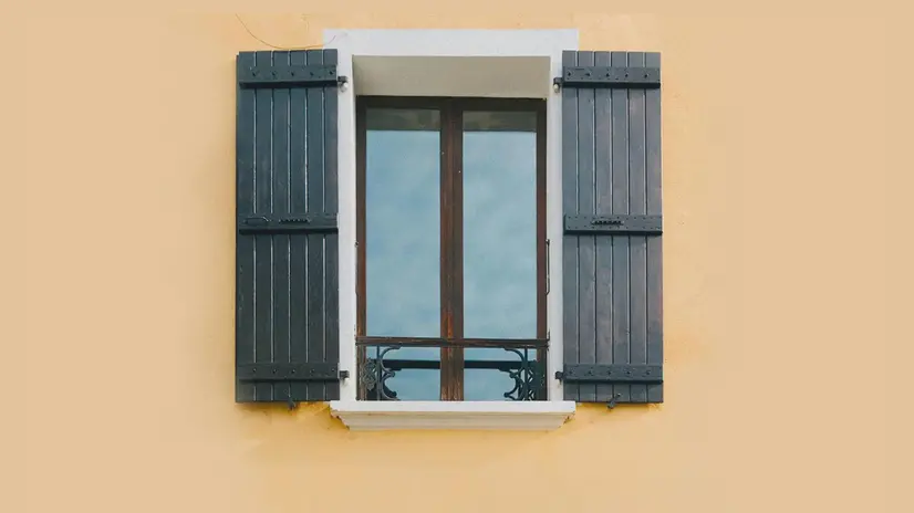 L'uomo denunciato è entrato dalla finestra