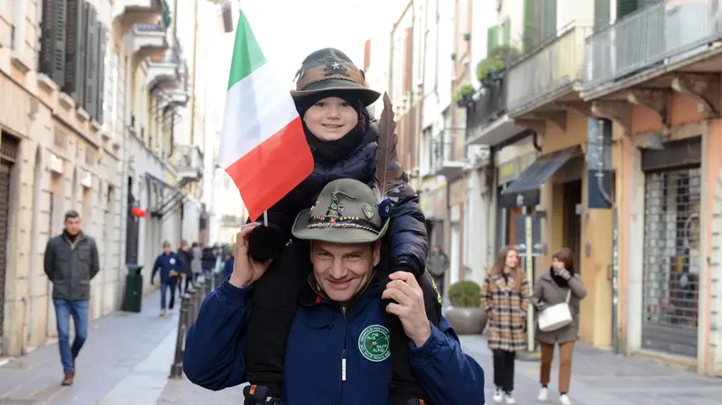 Il cappello alpino unisce le generazioni -  © www.giornaledibrescia.it