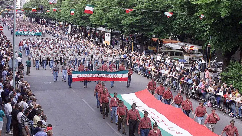 Nel 2000 sfilarono in trecentomila per la chiusura dell’Adunata -  © www.giornaledibrescia.it