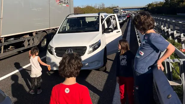 Automobilisti bloccati in A14: tra loro la famiglia Rosi