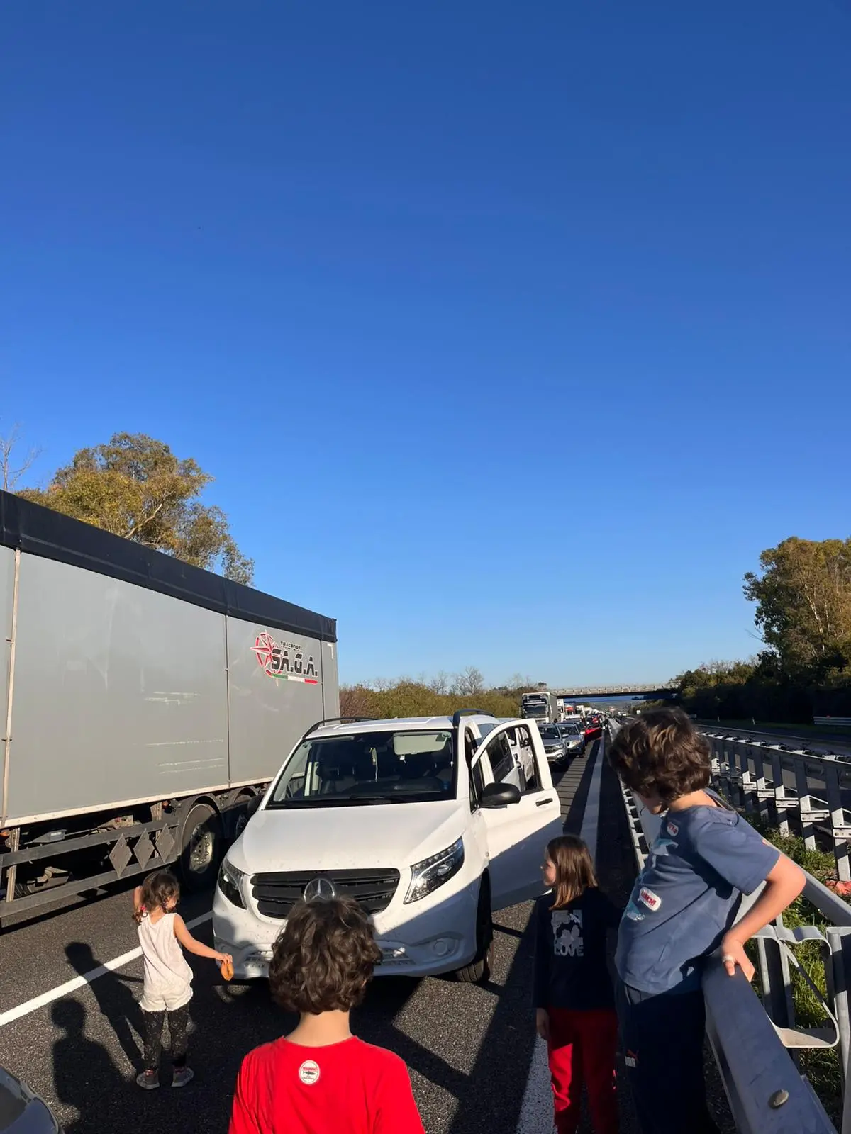 Automobilisti bloccati in A14: tra loro la famiglia Rosi