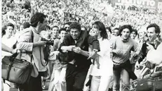 La festa al Rigamonti per la promozione in serie A: Mircea Lucescu insieme ai tifosi del Brescia - Foto Newreporter © www.giornaledibrescia.it