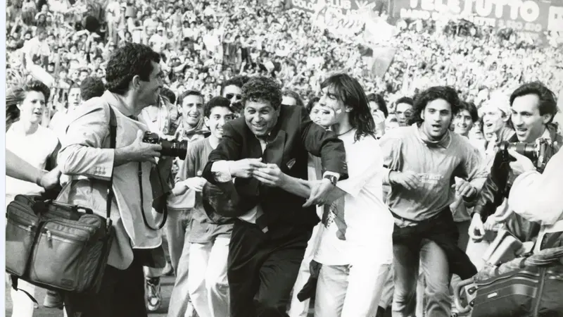 La festa al Rigamonti per la promozione in serie A: Mircea Lucescu insieme ai tifosi del Brescia - Foto Newreporter © www.giornaledibrescia.it