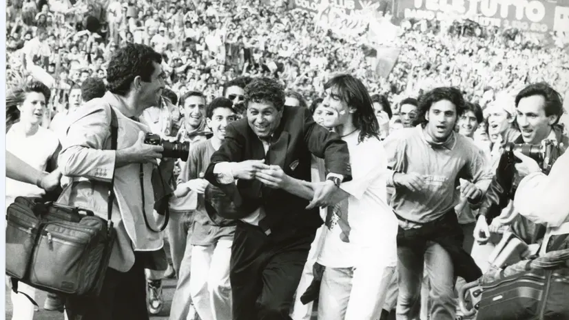 La festa al Rigamonti per la promozione in serie A: Mircea Lucescu insieme ai tifosi del Brescia - Foto Newreporter © www.giornaledibrescia.it