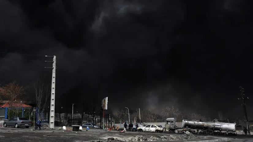 Il cielo nero sopra Teheran durante gli attacchi delle scorse settimane