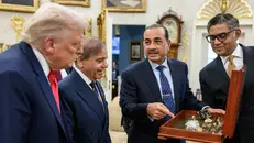 Donald Trump con il primo ministro del Pakistan Shehbaz Sharif e il capo dell'Esercito Asim Munir - Foto Casa Bianca