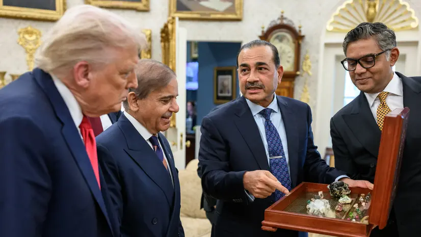 Donald Trump con il primo ministro del Pakistan Shehbaz Sharif e il capo dell'Esercito Asim Munir - Foto Casa Bianca