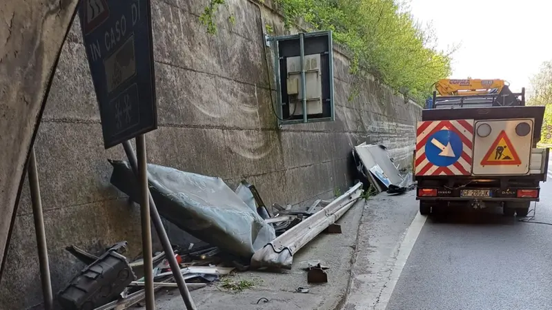 I danni lasciati dal camion fuori controllo