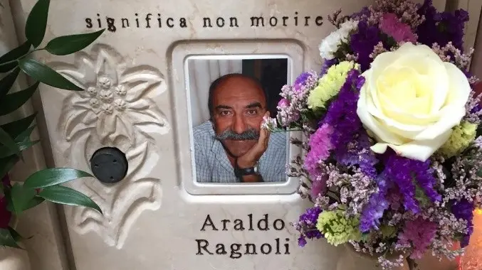 La lapide di Araldo Ragnoli al cimitero di San Bartolomeo © www.giornaledibrescia.it