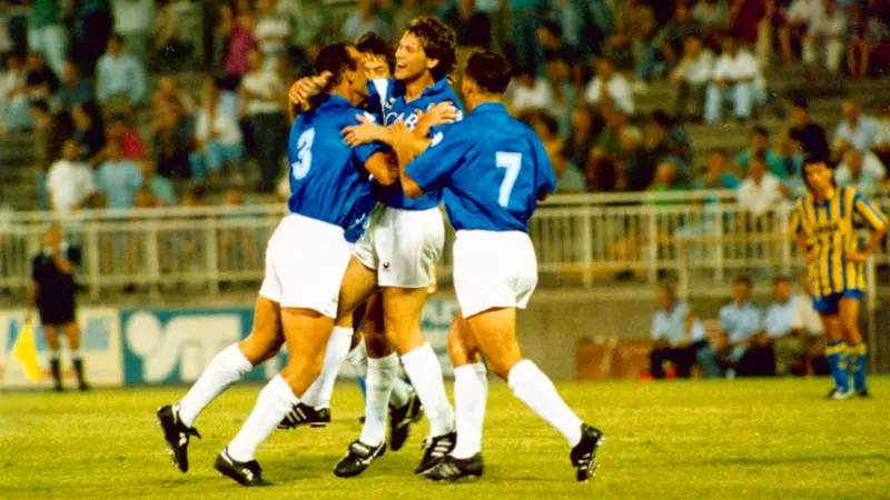 Raducioiu festeggiato da Rossi e Sabau dopo un gol - © www.giornaledibrescia.it