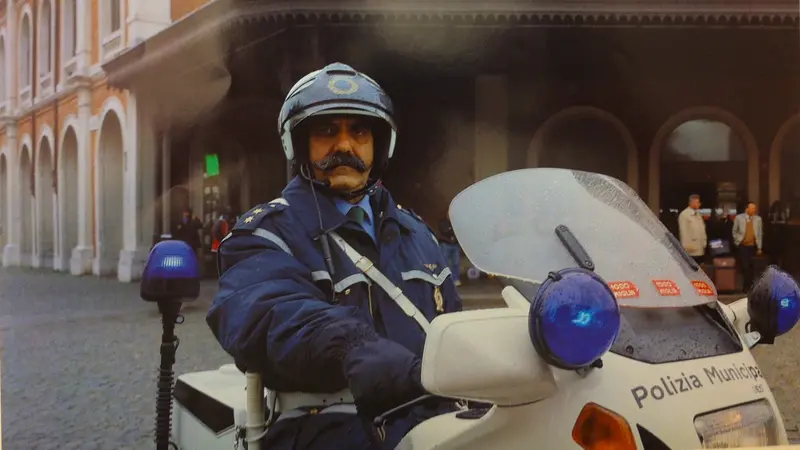 Araldo Ragnoli in sella alla moto della Polizia locale in Stazione a Brescia © www.giornaledibrescia.it