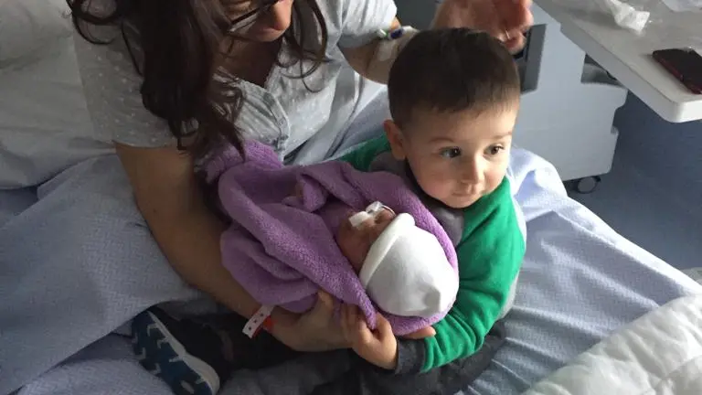 Il fratellino Michele coccola la sorellina Matilde © www.giornaledibrescia.it