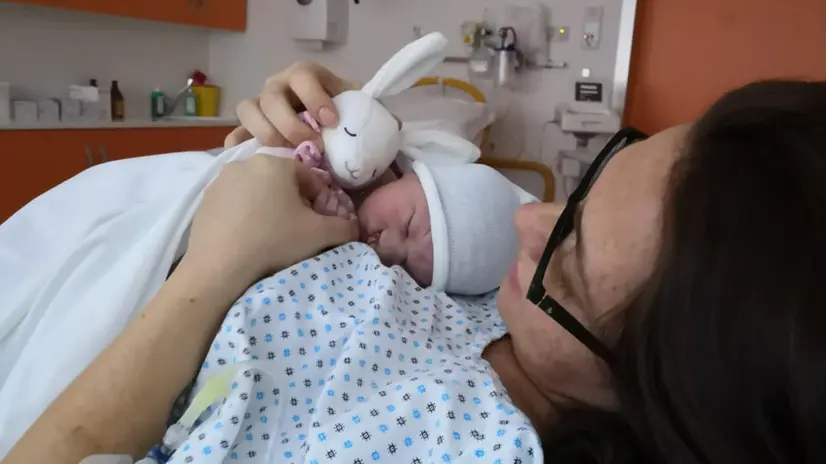 Francesca stringe tra le braccia la piccola Matilde, appena venuta al mondo © www.giornaledibrescia.it