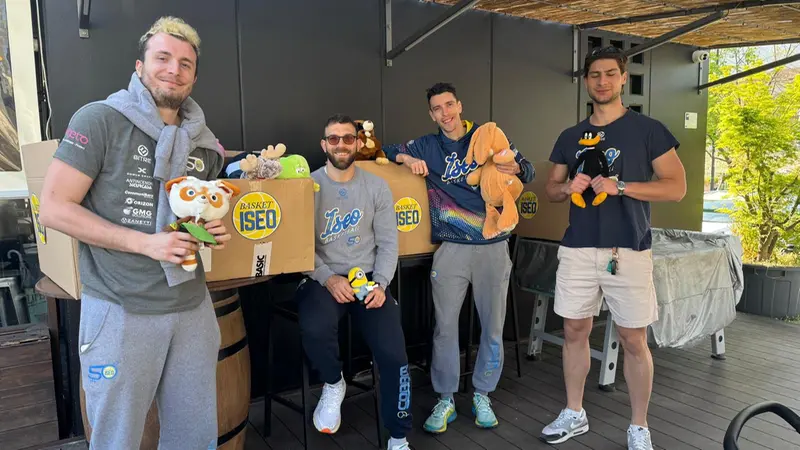 La delegazione del Basket Iseo con i peluche - © www.giornaledibrescia.it