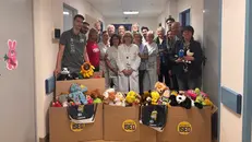 Più di 200 i peluche regalati ai giovani pazienti - © www.giornaledibrescia.it