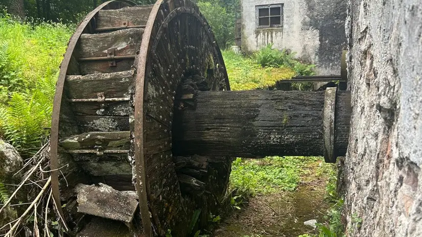 La ruota del mulino che azionava le macchine - © www.giornaledibrescia.it