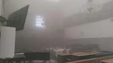 La sala del Consiglio piena di fumo - © www.giornaledibrescia.it