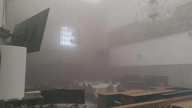 La sala del Consiglio piena di fumo - © www.giornaledibrescia.it