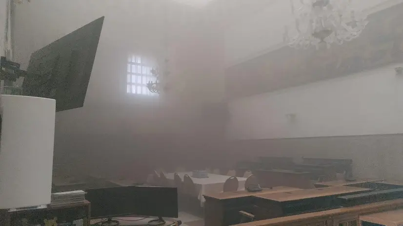 La sala del Consiglio piena di fumo - © www.giornaledibrescia.it